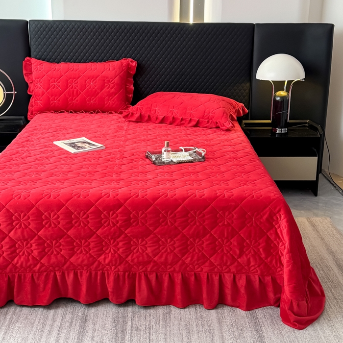 91家纺网 家纺一手货源 找家纺 鑫利来家纺 2025新款高克重水晶绒夹棉床盖三件套-四叶草系列 四叶草-中国红