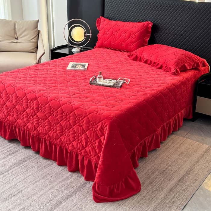 91家纺网 家纺一手货源 找家纺 鑫利来家纺 2025新款高克重水晶绒夹棉床盖三件套-四叶草系列 四叶草-中国红