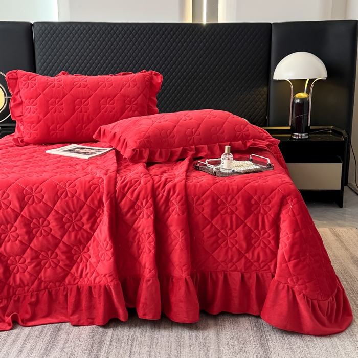 91家纺网 家纺一手货源 找家纺 鑫利来家纺 2025新款高克重水晶绒夹棉床盖三件套-四叶草系列 四叶草-中国红
