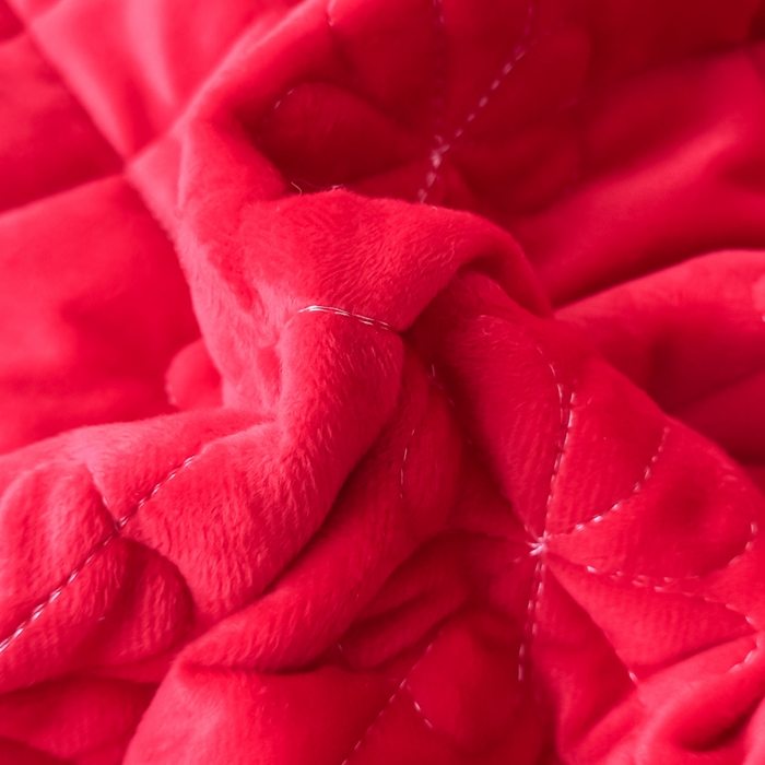 91家纺网 家纺一手货源 找家纺 鑫利来家纺 2025新款高克重水晶绒夹棉床盖三件套-四叶草系列 四叶草-中国红