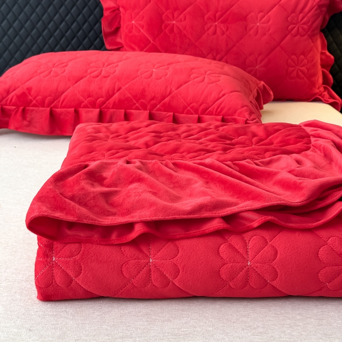 91家纺网 家纺一手货源 找家纺 鑫利来家纺 2025新款高克重水晶绒夹棉床盖三件套-四叶草系列 四叶草-中国红