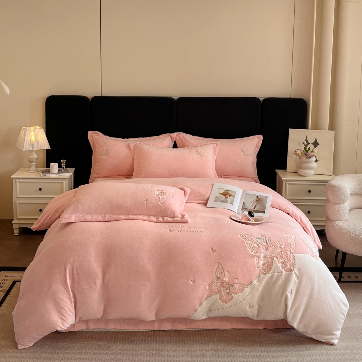 91家纺网 家纺一手货源 找家纺 金牛座家纺 2025新款加厚牛奶绒重工刺绣贴布绣四件套-蝶恋花 蝶恋花-嫩粉