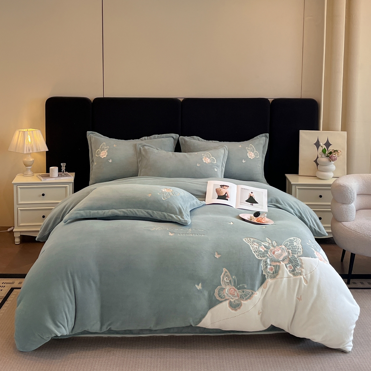 91家纺网 家纺一手货源 找家纺 金牛座家纺 2025新款加厚牛奶绒重工刺绣贴布绣四件套-蝶恋花 蝶恋花-浅灰