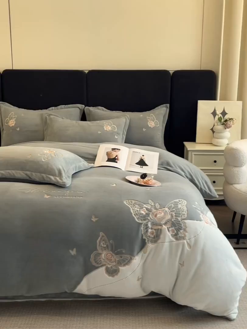 91家纺网 家纺一手货源 找家纺 金牛座家纺 2025新款加厚牛奶绒重工刺绣贴布绣四件套-蝶恋花 蝶恋花-浅灰