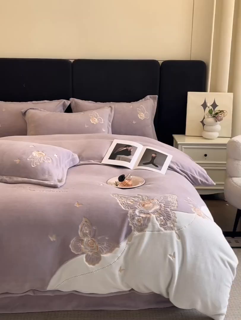 91家纺网 家纺一手货源 找家纺 金牛座家纺 2025新款加厚牛奶绒重工刺绣贴布绣四件套-蝶恋花 蝶恋花-浅紫