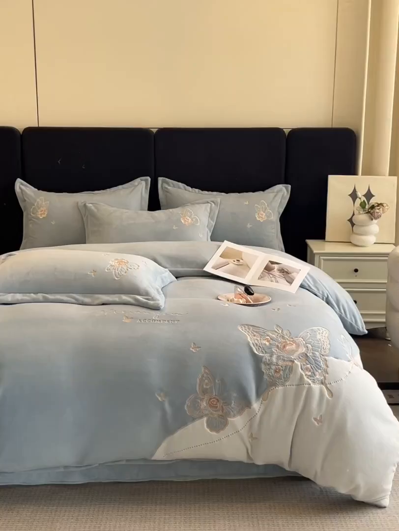 91家纺网 家纺一手货源 找家纺 金牛座家纺 2025新款加厚牛奶绒重工刺绣贴布绣四件套-蝶恋花 蝶恋花-雾蓝