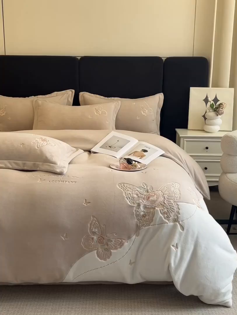 91家纺网 家纺一手货源 找家纺 金牛座家纺 2025新款加厚牛奶绒重工刺绣贴布绣四件套-蝶恋花 蝶恋花-杏色