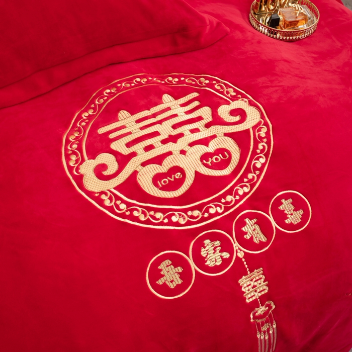 91家纺网 家纺一手货源 找家纺 千禧家纺 2025新款加厚高克重全消光牛奶绒刺绣婚庆四件套 喜临门