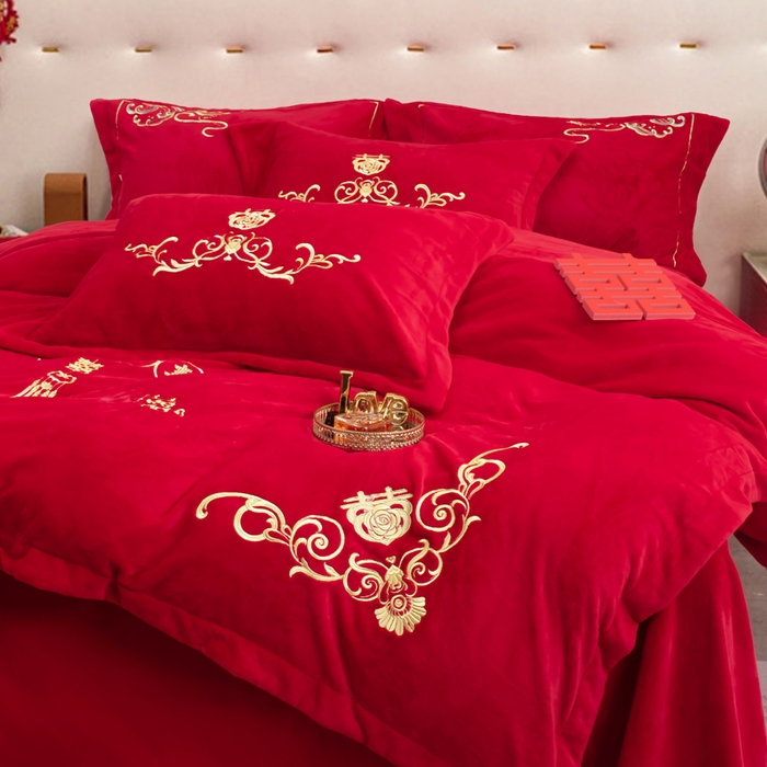 91家纺网 家纺一手货源 找家纺 千禧家纺 2025新款加厚高克重全消光牛奶绒刺绣婚庆四件套 喜临门