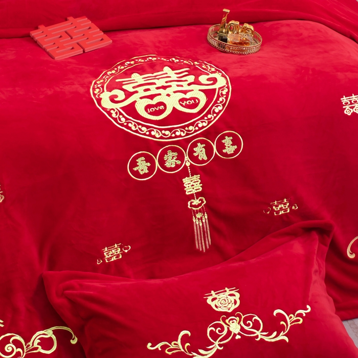 91家纺网 家纺一手货源 找家纺 千禧家纺 2025新款加厚高克重全消光牛奶绒刺绣婚庆四件套 喜临门