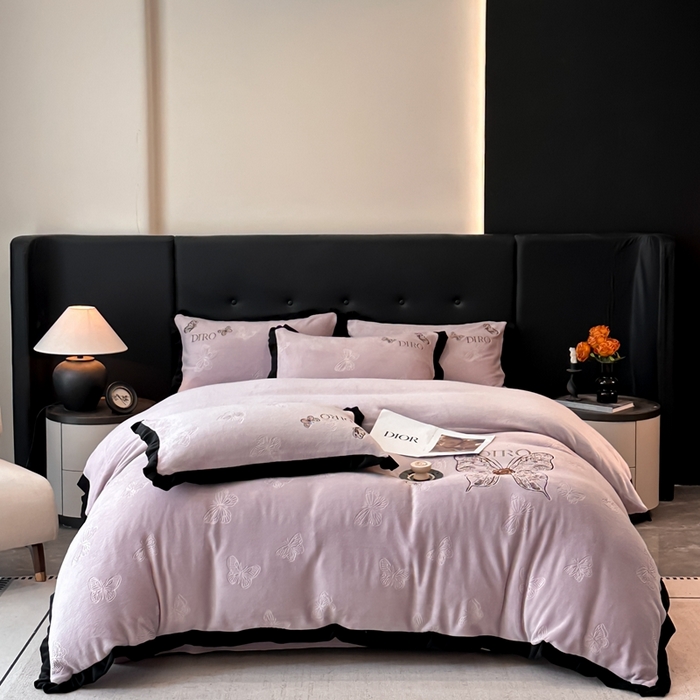 91家纺网 家纺一手货源 找家纺 金牛座家纺 2025新款8斤加厚牛奶绒刺绣四件套-蝴蝶飞飞 蝴蝶飞飞-浅紫