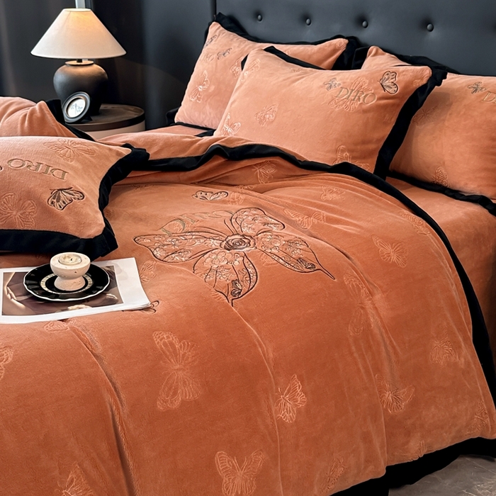 91家纺网 家纺一手货源 找家纺 金牛座家纺 2025新款8斤加厚牛奶绒刺绣四件套-蝴蝶飞飞 蝴蝶飞飞-红棕