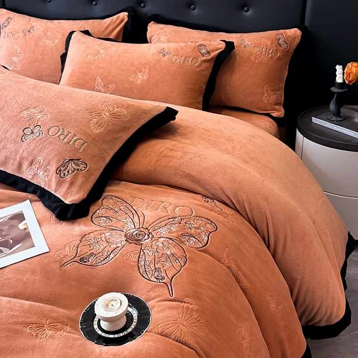 91家纺网 家纺一手货源 找家纺 金牛座家纺 2025新款8斤加厚牛奶绒刺绣四件套-蝴蝶飞飞 蝴蝶飞飞-红棕