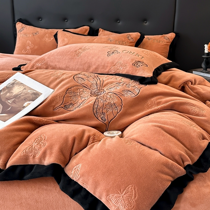 91家纺网 家纺一手货源 找家纺 金牛座家纺 2025新款8斤加厚牛奶绒刺绣四件套-蝴蝶飞飞 蝴蝶飞飞-红棕