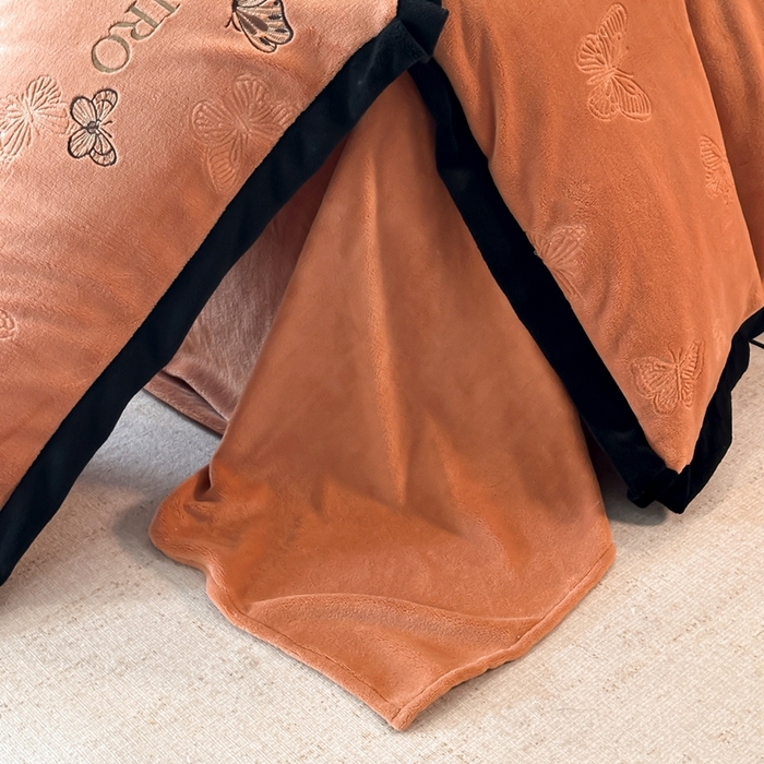 91家纺网 家纺一手货源 找家纺 金牛座家纺 2025新款8斤加厚牛奶绒刺绣四件套-蝴蝶飞飞 蝴蝶飞飞-红棕