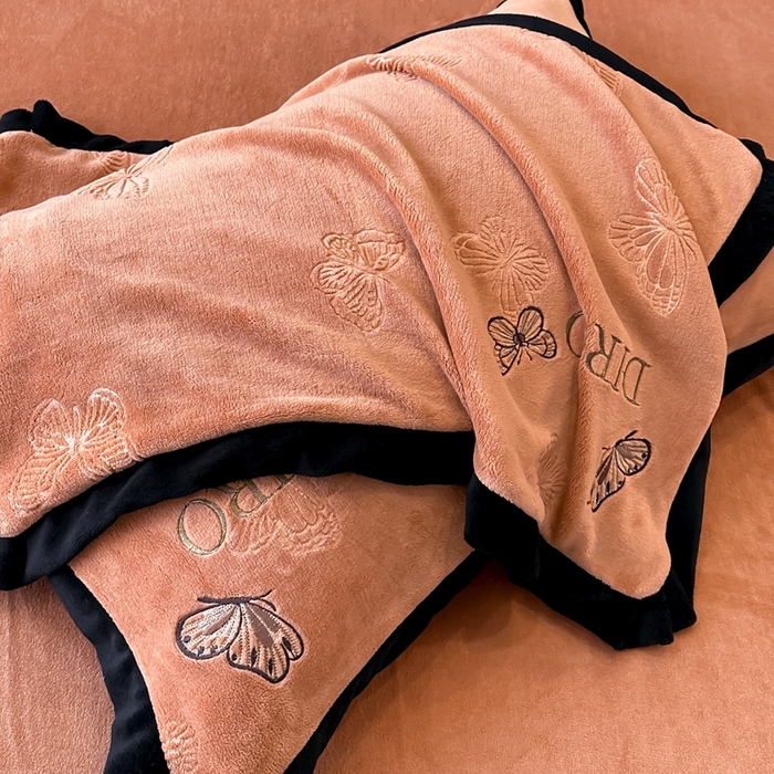 91家纺网 家纺一手货源 找家纺 金牛座家纺 2025新款8斤加厚牛奶绒刺绣四件套-蝴蝶飞飞 蝴蝶飞飞-红棕