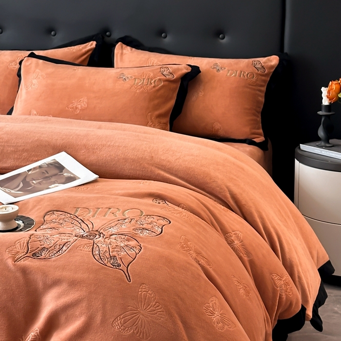 91家纺网 家纺一手货源 找家纺 金牛座家纺 2025新款8斤加厚牛奶绒刺绣四件套-蝴蝶飞飞 蝴蝶飞飞-红棕