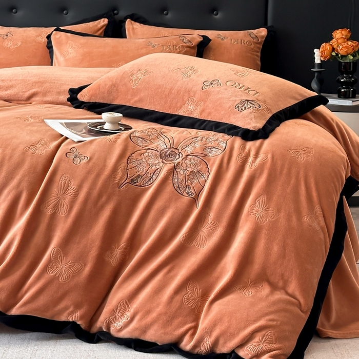 91家纺网 家纺一手货源 找家纺 金牛座家纺 2025新款8斤加厚牛奶绒刺绣四件套-蝴蝶飞飞 蝴蝶飞飞-红棕