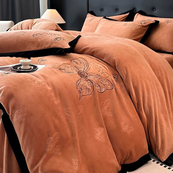 91家纺网 家纺一手货源 找家纺 金牛座家纺 2025新款8斤加厚牛奶绒刺绣四件套-蝴蝶飞飞 蝴蝶飞飞-红棕