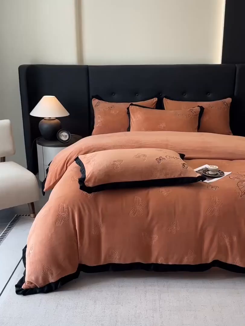 91家纺网 家纺一手货源 找家纺 金牛座家纺 2025新款8斤加厚牛奶绒刺绣四件套-蝴蝶飞飞 蝴蝶飞飞-红棕