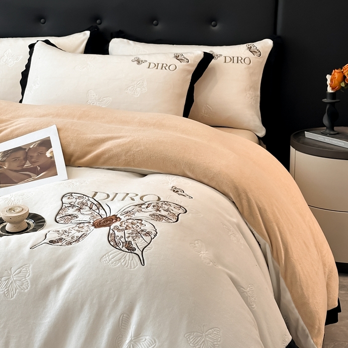 91家纺网 家纺一手货源 找家纺 金牛座家纺 2025新款8斤加厚牛奶绒刺绣四件套-蝴蝶飞飞 蝴蝶飞飞-奶白