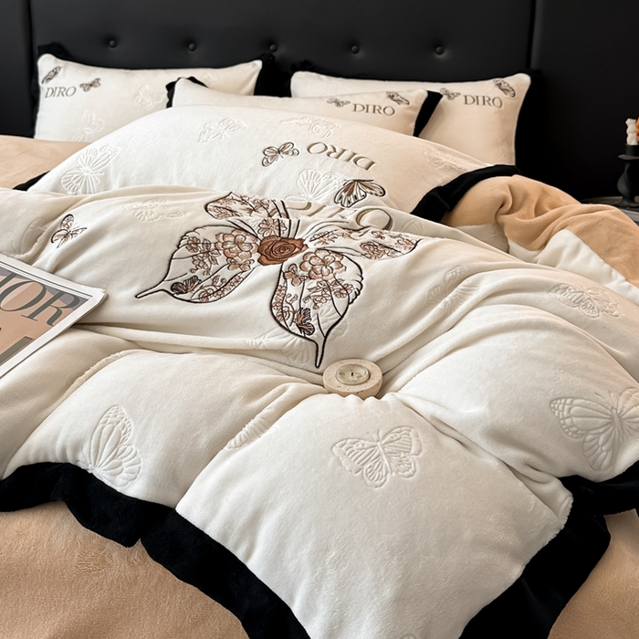 91家纺网 家纺一手货源 找家纺 金牛座家纺 2025新款8斤加厚牛奶绒刺绣四件套-蝴蝶飞飞 蝴蝶飞飞-奶白