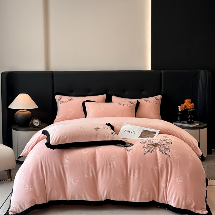 91家纺网 家纺一手货源 找家纺 金牛座家纺 2025新款8斤加厚牛奶绒刺绣四件套-蝴蝶飞飞 蝴蝶飞飞-嫩粉