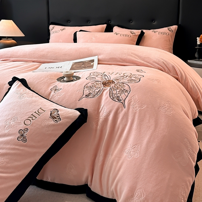 91家纺网 家纺一手货源 找家纺 金牛座家纺 2025新款8斤加厚牛奶绒刺绣四件套-蝴蝶飞飞 蝴蝶飞飞-嫩粉