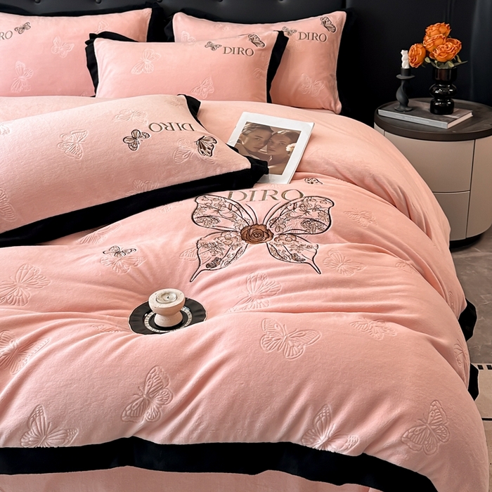 91家纺网 家纺一手货源 找家纺 金牛座家纺 2025新款8斤加厚牛奶绒刺绣四件套-蝴蝶飞飞 蝴蝶飞飞-嫩粉