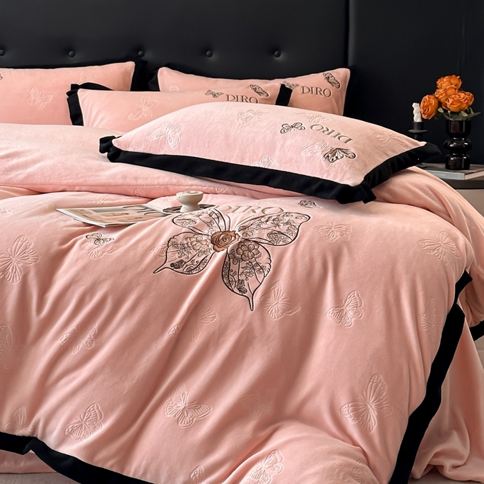 91家纺网 家纺一手货源 找家纺 金牛座家纺 2025新款8斤加厚牛奶绒刺绣四件套-蝴蝶飞飞 蝴蝶飞飞-嫩粉