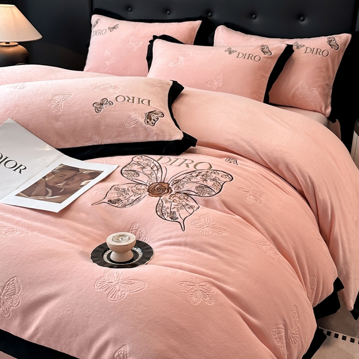 91家纺网 家纺一手货源 找家纺 金牛座家纺 2025新款8斤加厚牛奶绒刺绣四件套-蝴蝶飞飞 蝴蝶飞飞-嫩粉