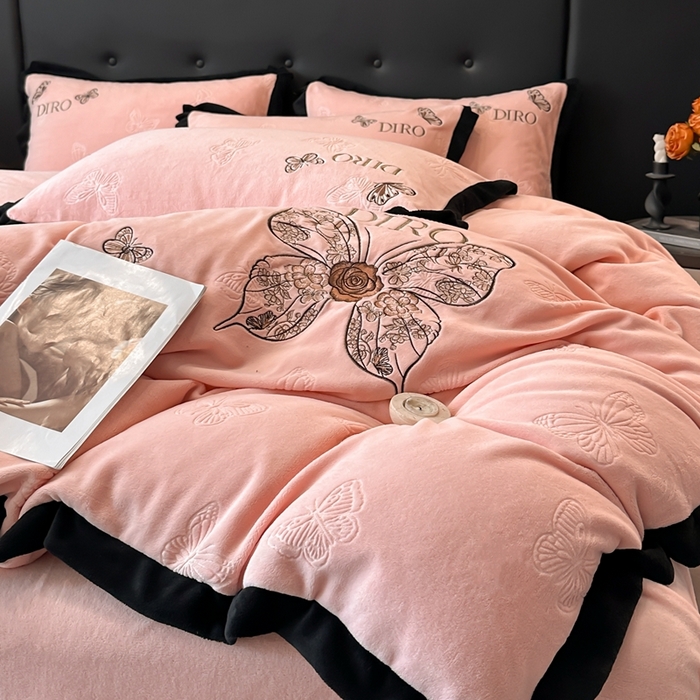 91家纺网 家纺一手货源 找家纺 金牛座家纺 2025新款8斤加厚牛奶绒刺绣四件套-蝴蝶飞飞 蝴蝶飞飞-嫩粉