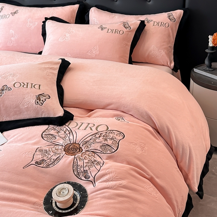 91家纺网 家纺一手货源 找家纺 金牛座家纺 2025新款8斤加厚牛奶绒刺绣四件套-蝴蝶飞飞 蝴蝶飞飞-嫩粉