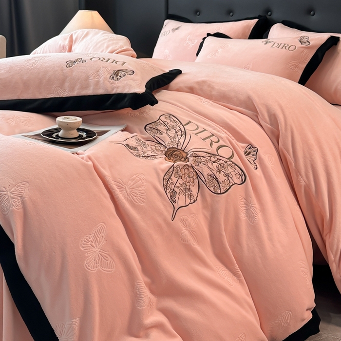 91家纺网 家纺一手货源 找家纺 金牛座家纺 2025新款8斤加厚牛奶绒刺绣四件套-蝴蝶飞飞 蝴蝶飞飞-嫩粉