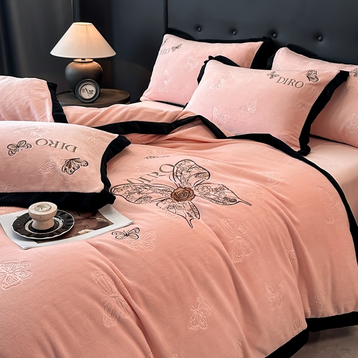 91家纺网 家纺一手货源 找家纺 金牛座家纺 2025新款8斤加厚牛奶绒刺绣四件套-蝴蝶飞飞 蝴蝶飞飞-嫩粉