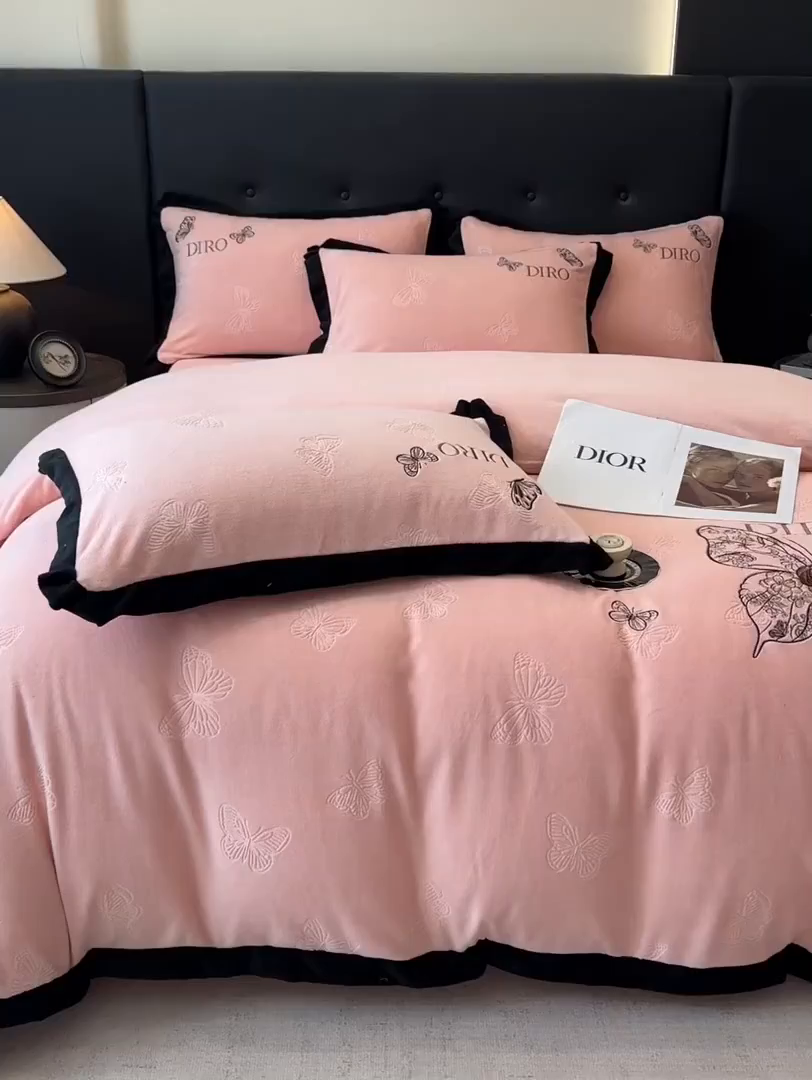 91家纺网 家纺一手货源 找家纺 金牛座家纺 2025新款8斤加厚牛奶绒刺绣四件套-蝴蝶飞飞 蝴蝶飞飞-嫩粉