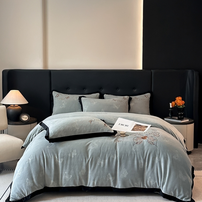 91家纺网 家纺一手货源 找家纺 金牛座家纺 2025新款8斤加厚牛奶绒刺绣四件套-蝴蝶飞飞 蝴蝶飞飞-浅灰