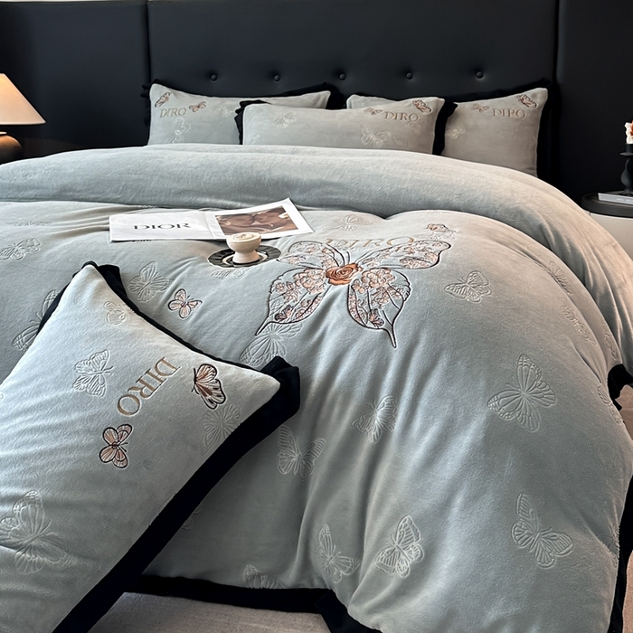 91家纺网 家纺一手货源 找家纺 金牛座家纺 2025新款8斤加厚牛奶绒刺绣四件套-蝴蝶飞飞 蝴蝶飞飞-浅灰