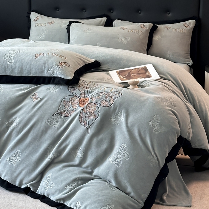 91家纺网 家纺一手货源 找家纺 金牛座家纺 2025新款8斤加厚牛奶绒刺绣四件套-蝴蝶飞飞 蝴蝶飞飞-浅灰