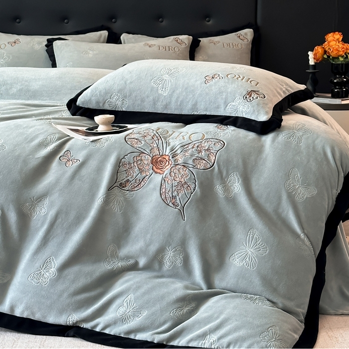 91家纺网 家纺一手货源 找家纺 金牛座家纺 2025新款8斤加厚牛奶绒刺绣四件套-蝴蝶飞飞 蝴蝶飞飞-浅灰