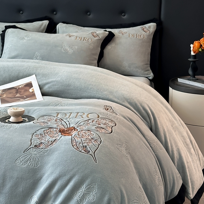 91家纺网 家纺一手货源 找家纺 金牛座家纺 2025新款8斤加厚牛奶绒刺绣四件套-蝴蝶飞飞 蝴蝶飞飞-浅灰