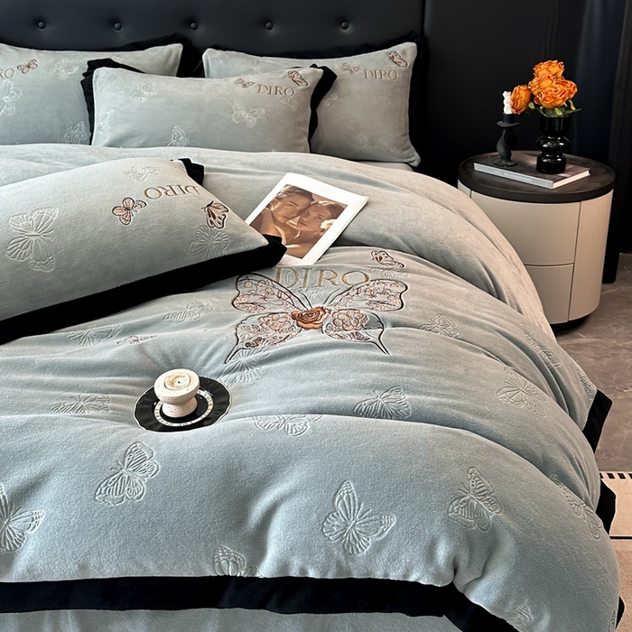 91家纺网 家纺一手货源 找家纺 金牛座家纺 2025新款8斤加厚牛奶绒刺绣四件套-蝴蝶飞飞 蝴蝶飞飞-浅灰