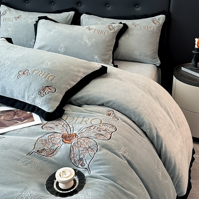 91家纺网 家纺一手货源 找家纺 金牛座家纺 2025新款8斤加厚牛奶绒刺绣四件套-蝴蝶飞飞 蝴蝶飞飞-浅灰