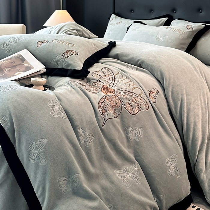 91家纺网 家纺一手货源 找家纺 金牛座家纺 2025新款8斤加厚牛奶绒刺绣四件套-蝴蝶飞飞 蝴蝶飞飞-浅灰