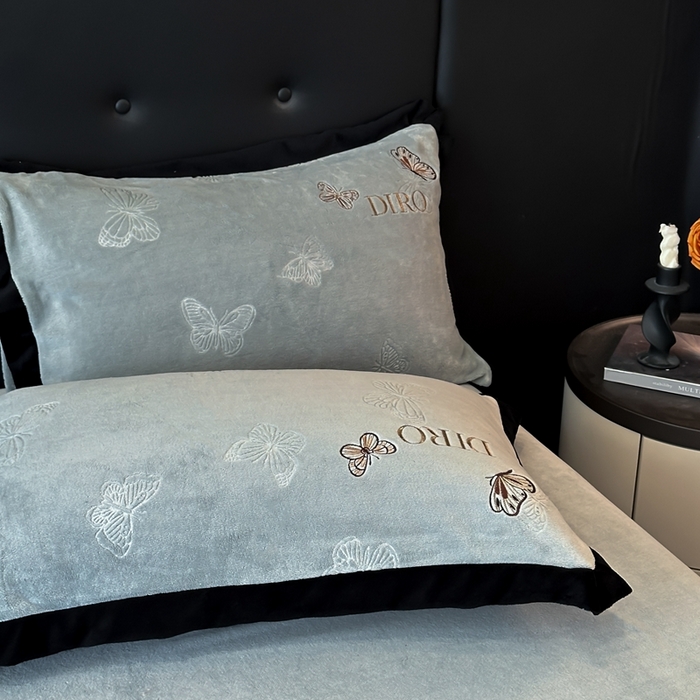 91家纺网 家纺一手货源 找家纺 金牛座家纺 2025新款8斤加厚牛奶绒刺绣四件套-蝴蝶飞飞 蝴蝶飞飞-浅灰