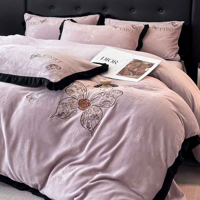 91家纺网 家纺一手货源 找家纺 金牛座家纺 2025新款8斤加厚牛奶绒刺绣四件套-蝴蝶飞飞 蝴蝶飞飞-浅紫