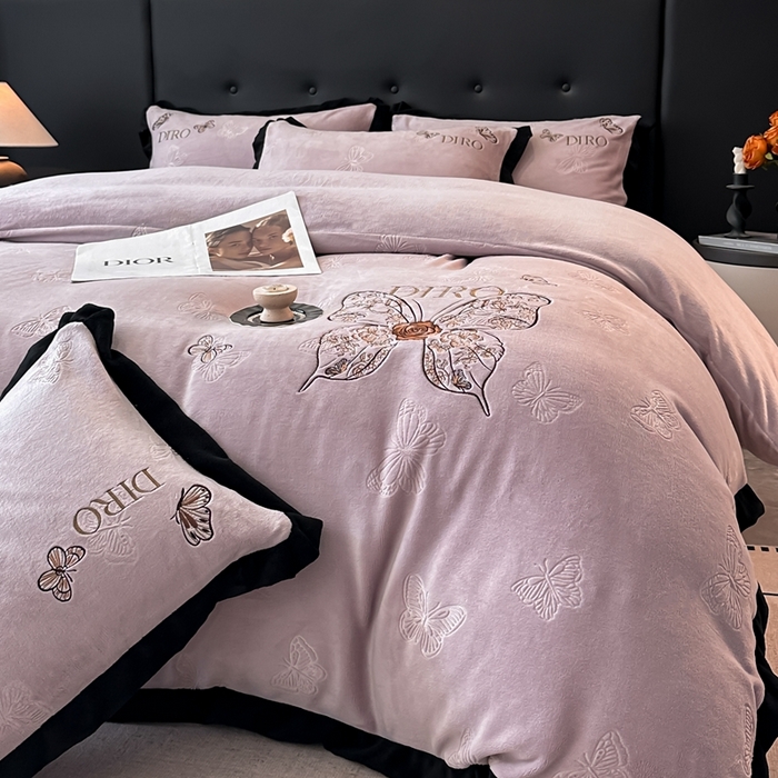 91家纺网 家纺一手货源 找家纺 金牛座家纺 2025新款8斤加厚牛奶绒刺绣四件套-蝴蝶飞飞 蝴蝶飞飞-浅紫