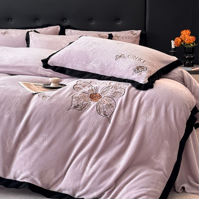 91家纺网 家纺一手货源 找家纺 金牛座家纺 2025新款8斤加厚牛奶绒刺绣四件套-蝴蝶飞飞 蝴蝶飞飞-浅紫