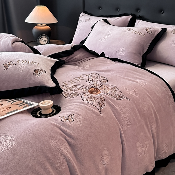 91家纺网 家纺一手货源 找家纺 金牛座家纺 2025新款8斤加厚牛奶绒刺绣四件套-蝴蝶飞飞 蝴蝶飞飞-浅紫