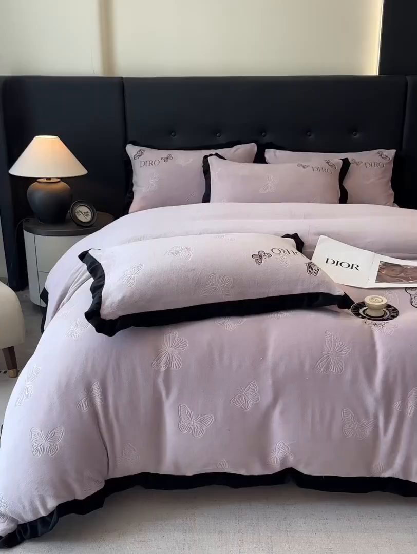 91家纺网 家纺一手货源 找家纺 金牛座家纺 2025新款8斤加厚牛奶绒刺绣四件套-蝴蝶飞飞 蝴蝶飞飞-浅紫